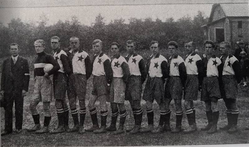 Rok 1932, SK Slavia B. Zleva: Fr. Vřišť., Adamovský, Slivka, Kendzior, Měšťák, Prokop, Pala, Kořec, Prokop K., Darda, Durčák, Ruta.