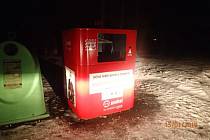 Třináctiletého chlapce vytáhli v noci na úterý profesionální hasiči z Bohumína z prázdného kovového kontejneru na elektroodpad.