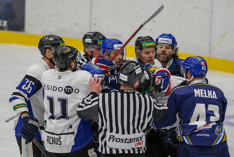 Havířovští hokejisté (v bílém) nestačili na Kladno a dál bojují o play-off.