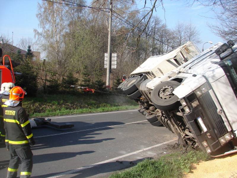 Nehoda osobního automobilu s kamionem v Bohumíně. 