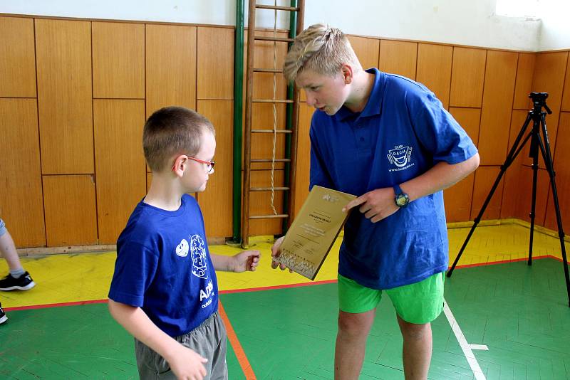 Chovanci těrlického výchovného ústavu byli oceněni za pomoc dětem s autismem. Na snímku s oceněním Richard Michálek.