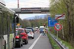 Na silnici I/67 za Karvinou směrem na Český Těšín musí řidiči kvůli opravě nosníku vodovodního potrubí počítat s kyvadlovou dopravou