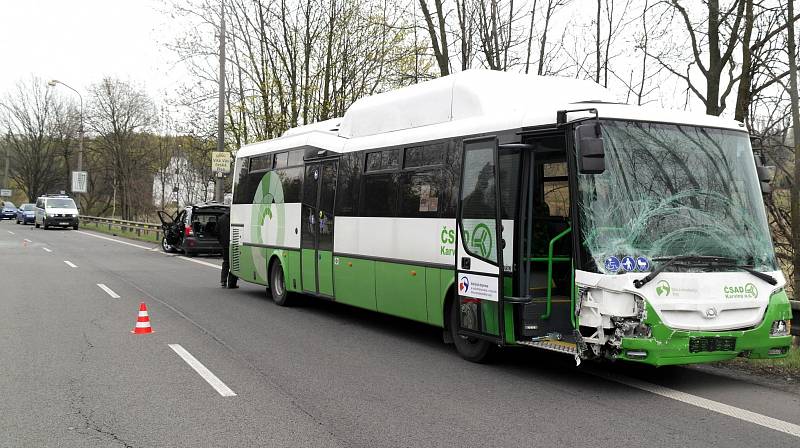 Následky srážky osobního automobilu s autobusem v Karviné. 