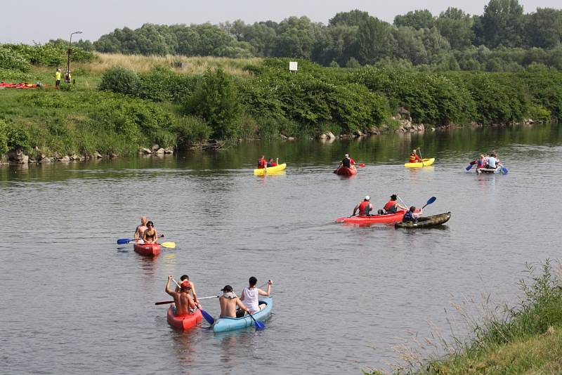 Slavnostní otevření letošní vodácké sezony zažily úchvatné meandry řeky Odry v Bohumíně.