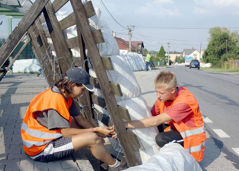 Příprava závodní tratě Těrlického okruhu, na které se pojede o Havířovský Zlatý kahanec. 