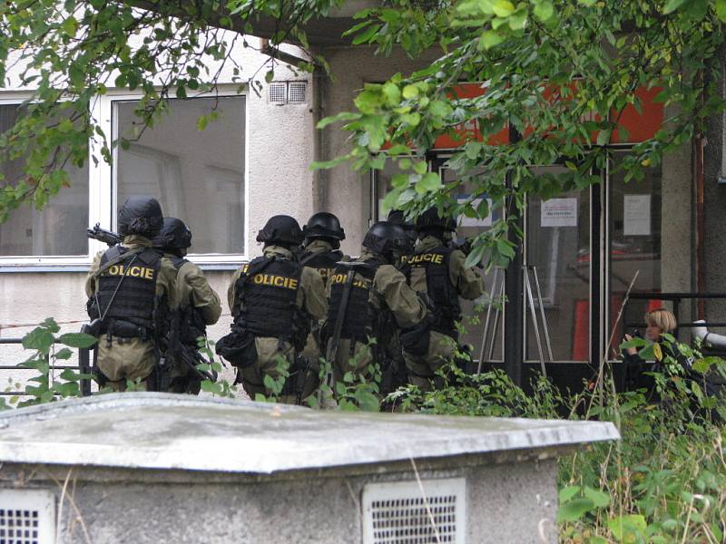 Cvičení policejního komanda a hasičů v havířovské nemocnici. Zásahovka se připravuje k vniknutí do objektu.