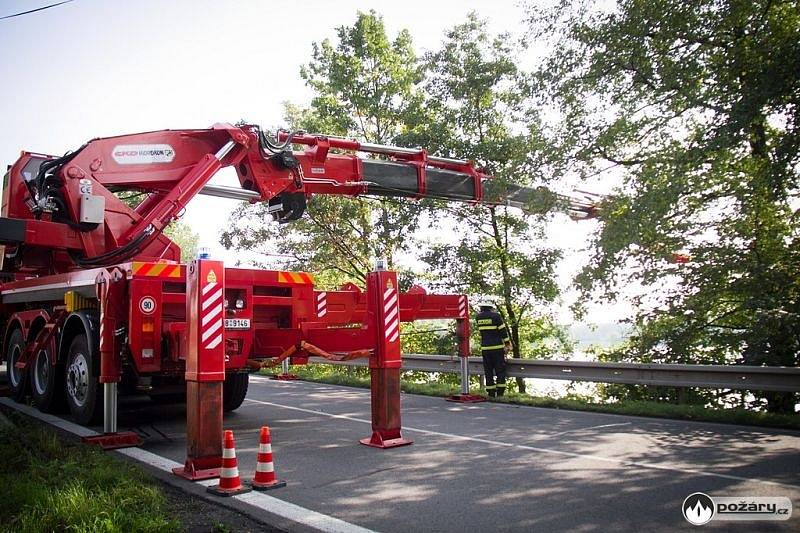 Celkem tři jednotky hasičů se podílely na vyproštění automobilu z rybníka v Rychvaldě.