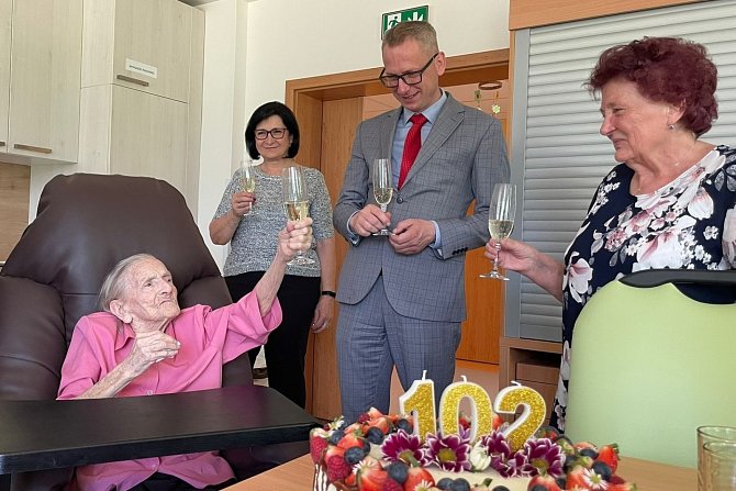 Paní Aloisie Goluchová oslavila v pondělí  12. června své 102. narozeniny.
