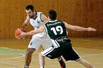 Karvinští basketbalisté (v bílém) v duelu proti Žabovřeskám.