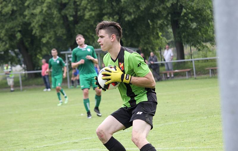 Fotbalisté Datyní (v zeleném) vyhrály nad Dobrou a mohli začít slavit postup do krajského přeboru.