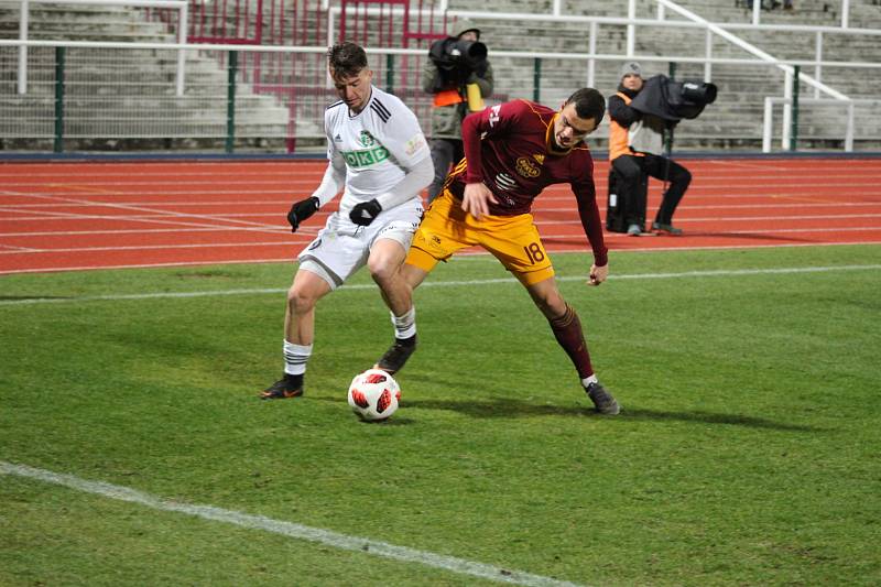 Karvinští fotbalisté (v bílém) prohráli na Dukle a už jsou poslední.