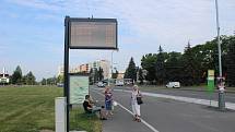 Na vybraných zastávkách v Karviné jsou cestujícím k dispozici nové digitální panely s odjezdy autobusů.