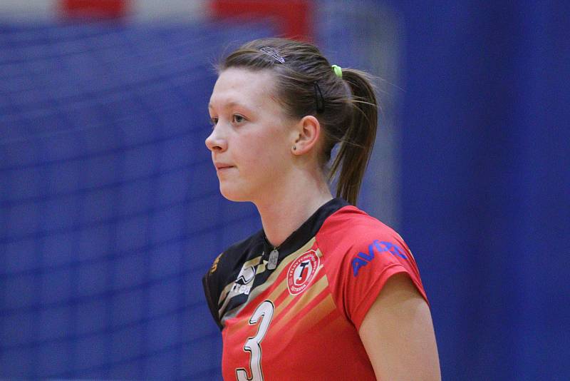 Smečařka Karin Žolnerčíková (3) v dresu extraligové TJ Ostrava.