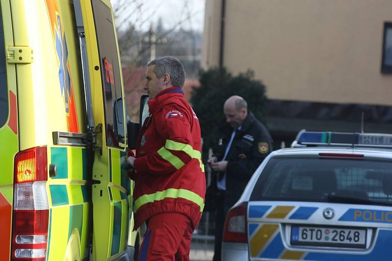 K zákroku byli přivoláni vedle policistů a strážníků také zdravotníci a hasiči. 