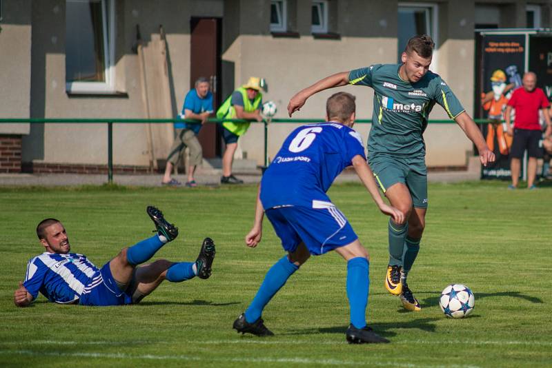 Třetí výhru v I.A třídě si připsali na konto fotbalisté Albrechtic (v modrém), kteří doma zdolali Dobratice 3:0.