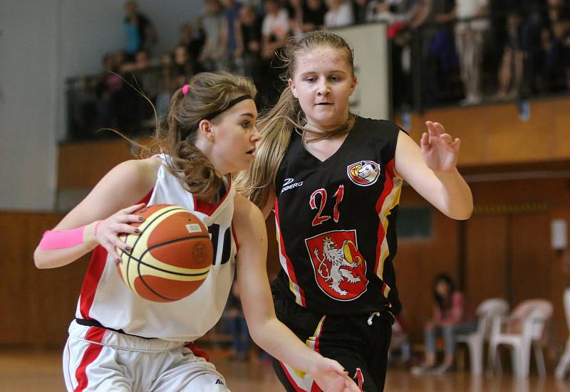 Havířovské basketbalistky (v bílém) porazily Hradec a zajistily si postup.