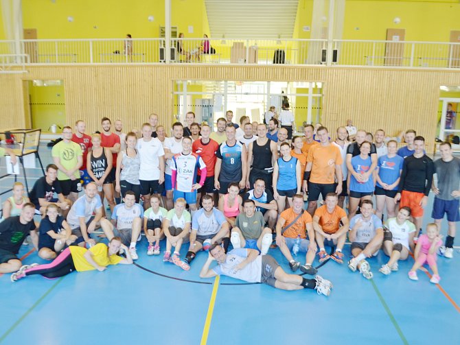 Účastníci akce smíšených volejbalových družstev.