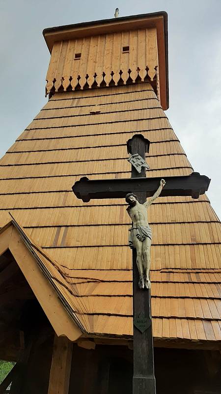 Stavba dřevěného kostela v Gutech se stává turistickou atrakcí.