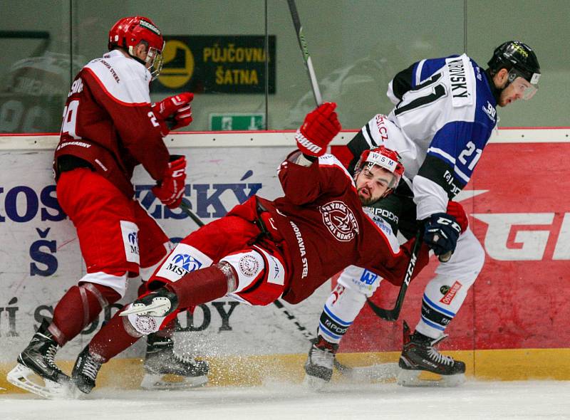 Derby přineslo souboj na hřišti i v hledišti. Fanoušci obou táborů se snažili, hokejisté také.