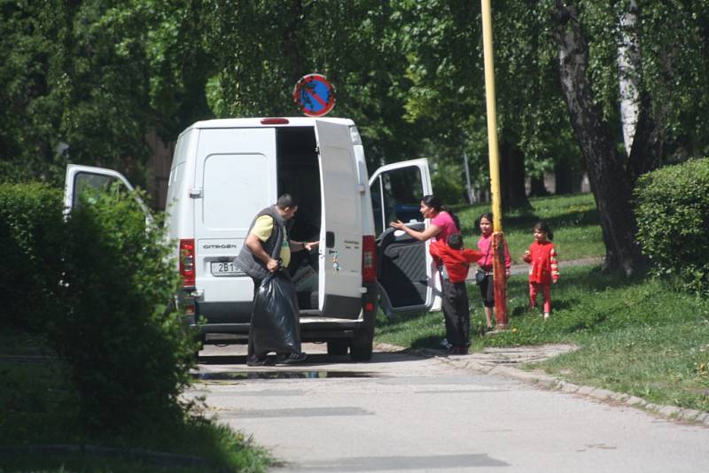 Mnozí obyvatelé Šumbarku si žijí poklidný život. Některým k bydlení v této čtvrti pomohl spolek Šumbarák.