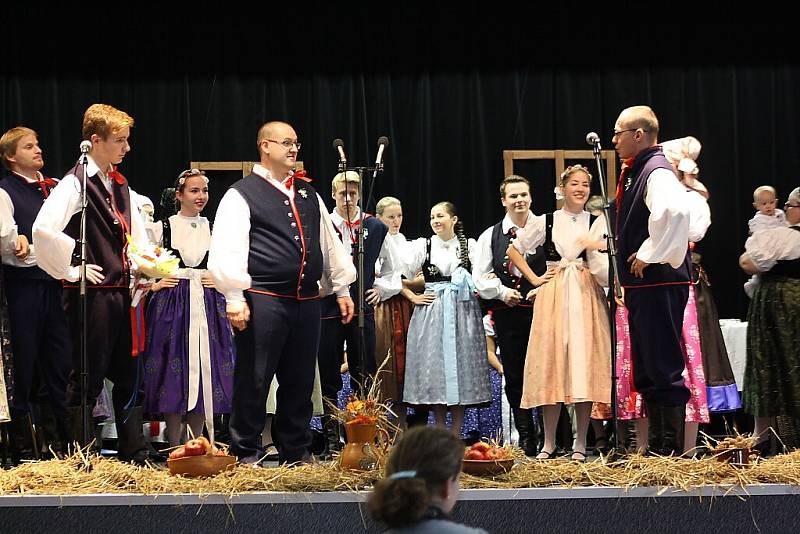 V sobotu se v Domě PZKO ve Stonavě konal jubilejní koncert folklorního soubor Děcka ze Stonavy. Program organizátoři připravili jako slezskou svatbu a do představení tak zapojilo celkem 60 lidí.  