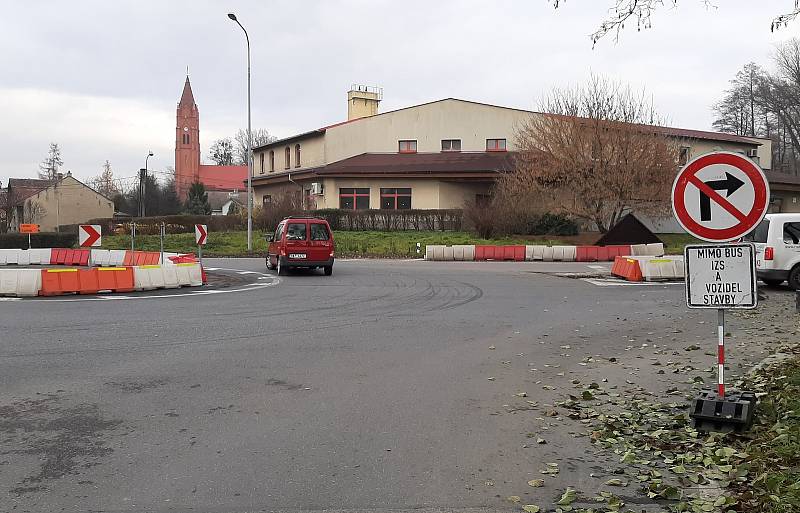 Mezi Bohumínem a Dolní Lutyní se opravuje povrch silnice I/67. Ve směru z Bohumína na Karvinou se jezdí po objížďce.