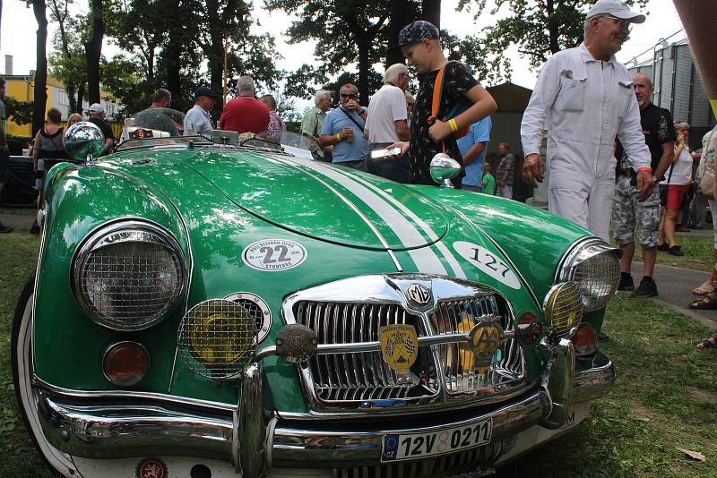 Setkání řidičů starých aut a motocyklů v Bohumíně, které pořádal Veteran car club Ostrava v sobotu 3. srpna 2019.