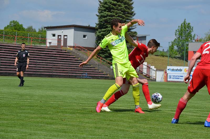 Příprava fotbalistů Třince (v červeném) a Karviné.