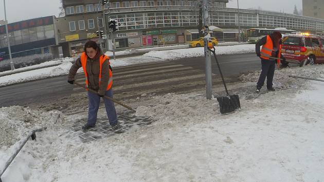 Úklid sněhu v centru Havířova.