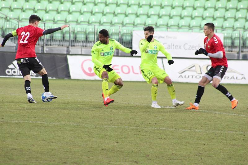 Generálka karvinských fotbalistů (v zelenkavém) proti Tychům 4:1.