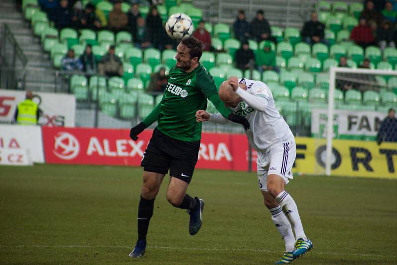 Karvinští fotbalisté (v bílém) porazili doma Jablonec a odpoutali se z posledního místa v tabulce.