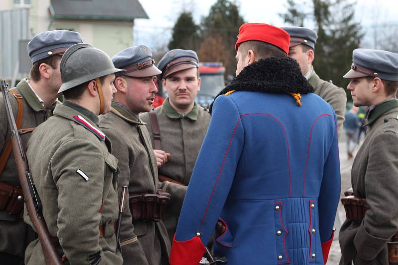 100 let od tzv. Sedmidenní války mezi Českem a Polskem o slezské území připomněla v sobotu odpoledne rekonstrukce válečné bitvy, která se konala v polském Skočově za účasti polských i českých vojensko-historických skupin.