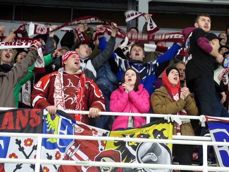 Pohled na střídačku a tribuny havířovského zimního stadionu