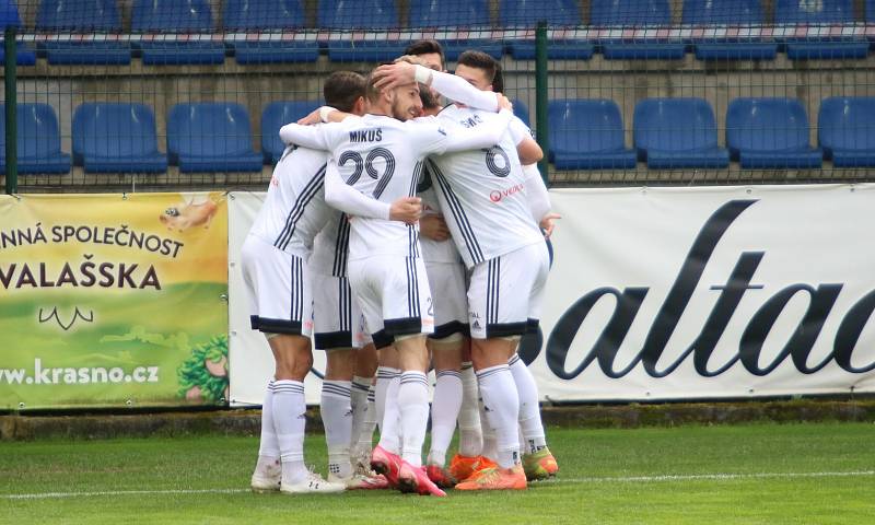 Fotbalisté Karviné (v bílém) vyhráli v nedělním utkání 25. ligového kola ve Zlíně pod novým trenérem Jozefem Weberem 2:1.