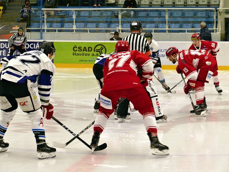 Havířov vs. Frýdek-Místek (v červeném).