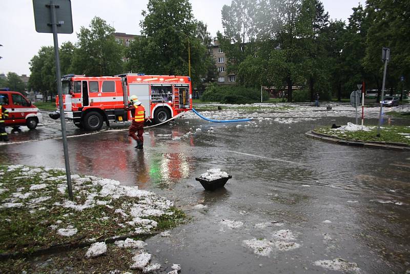 Následky bouřky s přívalovým deštěm a krupobitím v Havířově. 