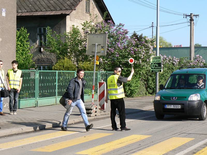 V Českém Těšíně proběhlo za přítomnosti policistů školení dobrovolníků, kteří budou hlídkovat na provizorním přechodu pro chodce v jablunkovské ulici. Provizorium si vyžádala oprava českotěšínského vlakového nádraží. 