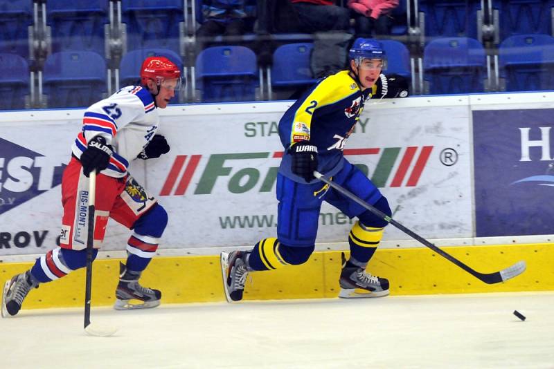 Karvinští hokejisté (v bílém) prohráli na ledě Přerova 1:4.