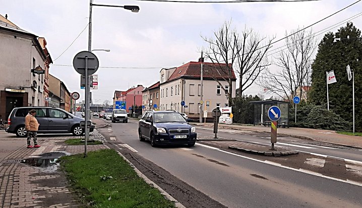 Se zpožděním zahájilo ve čtvrtek 11. dubna 2024 Ředitelství silnic a dálnic (ŘSD) opravu páteřního silničního tahu městem, ulice 1. máje ve Skřečoni. 