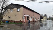 Budova řeznictví U Wojtasů v Dolní Lutyni je na prodej. Listopad 2023.