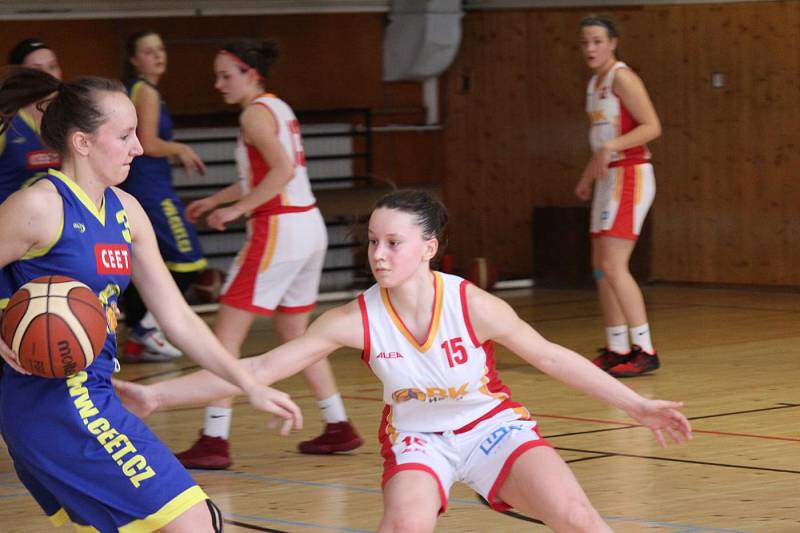 Mladé basketbalistky Havířova (v bílém) v souboji s Litoměřicemi.