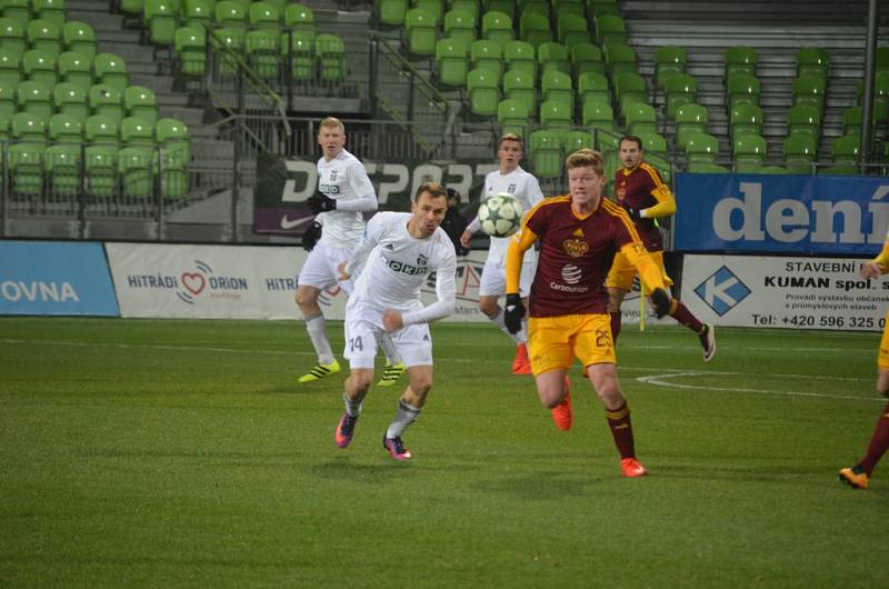 Karvinští fotbalisté (v bílém) jsou v pohárovém čtvrtfinále. Doma zdolali Duklu po penaltách.