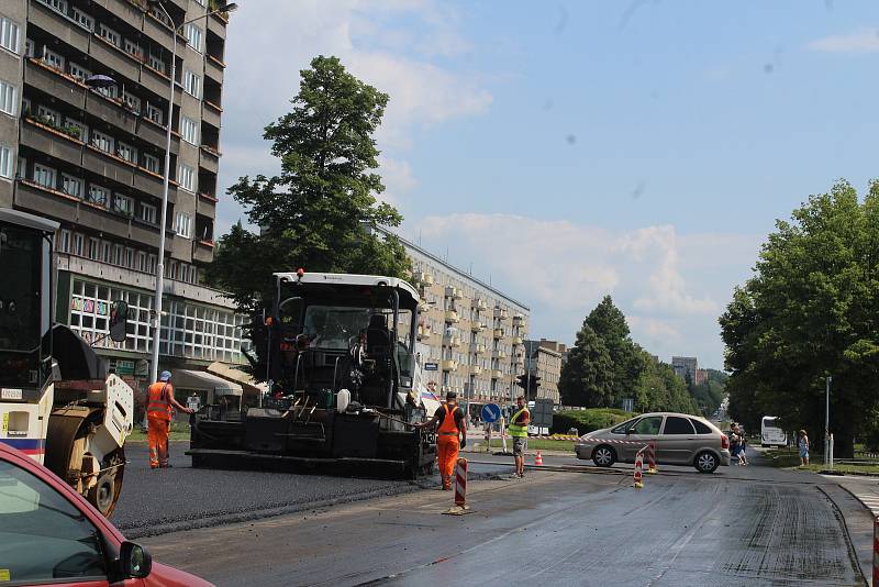 Centrum Havířova je momentálně plné stavebních strojů a dělníků. Opravuje se několik páteřních komunikaci najednou a k tomu ještě nefungují některé semafory na křižovatkách.