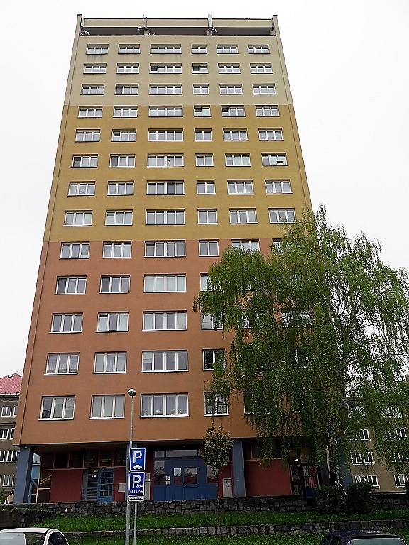 Věžový panelový dům ve Vardasově ulici v centru Havířova v roce 2017. 