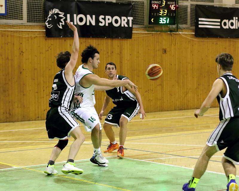 Basketbalisté Karviné (v bílém) zvládli víkend proti těžkým soupeřům z Brna.