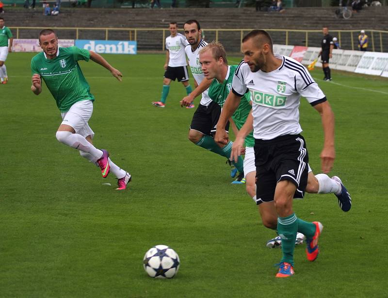 Karvinští fotbalisté (v bílém) přehráli Vltavín.