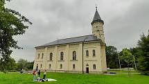 Členové evangelické farnosti v Orlové se pustili do rekonstrukce budovy fary a okolí kostela.