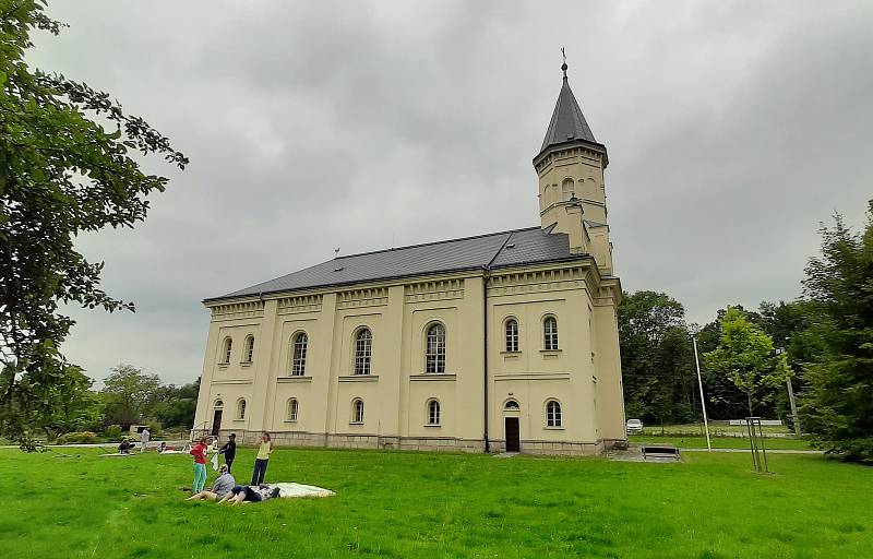 Členové evangelické farnosti v Orlové se pustili do rekonstrukce budovy fary a okolí kostela.