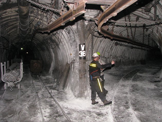 Práce v podzemí černouhlené šachty. Ilustrační snímek. 