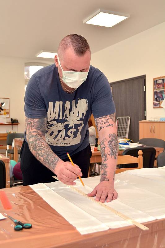 Roušky už šijí i klienti a pracovníci terapeutických dílem v Centru sociálních služeb v Bohumíně.